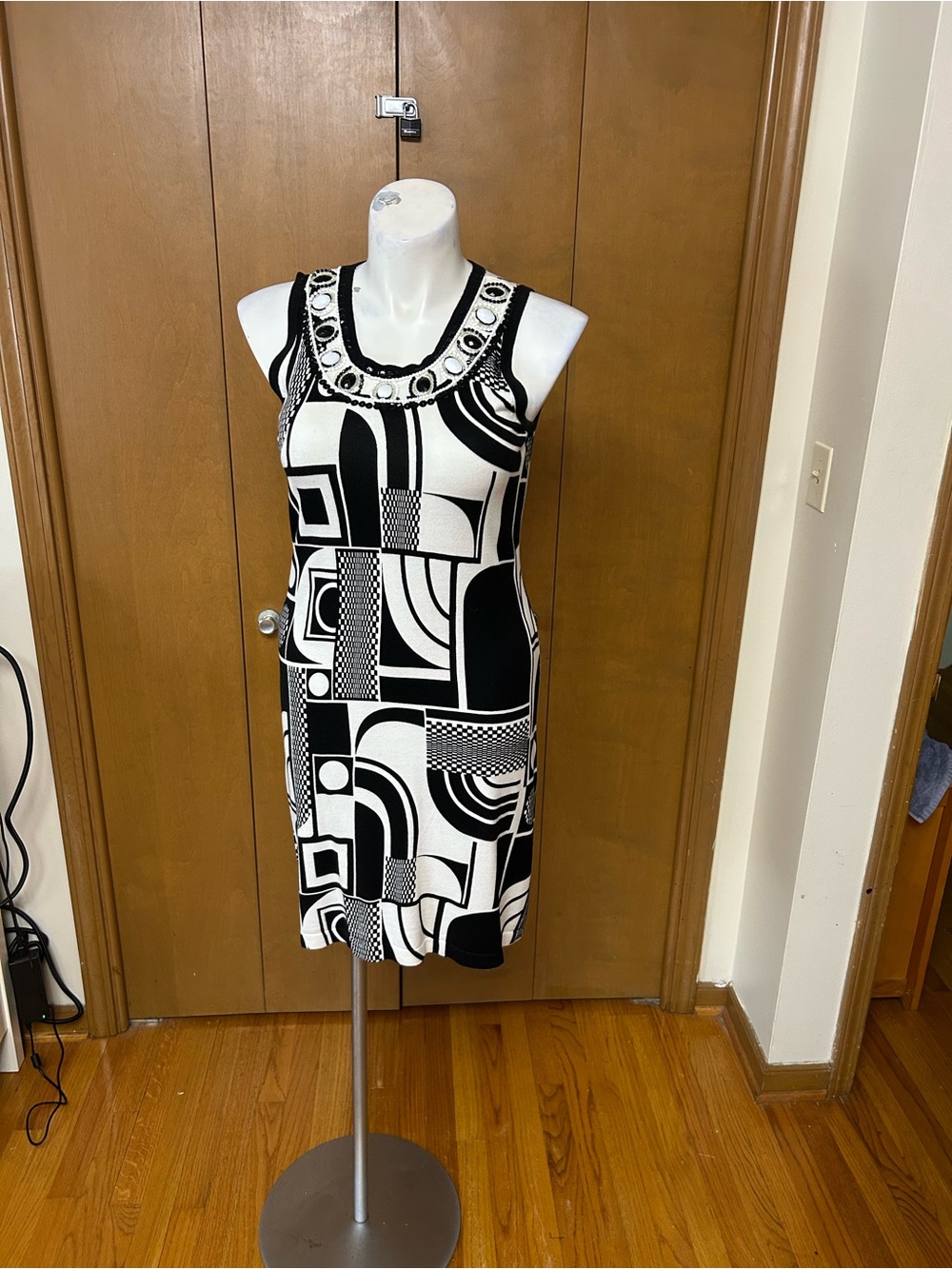 Berer Sleeveless Black & White Geometric Shift Dress